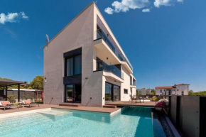 Noble strandnahe Villa mit Meerblick, Privatpool, Gym, nur 700 Meter zum Strand
